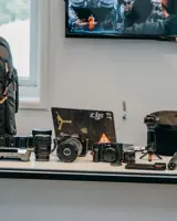 Camera's, lenzen, drone en rugzak op tafel bij de Travel Content Masterclass