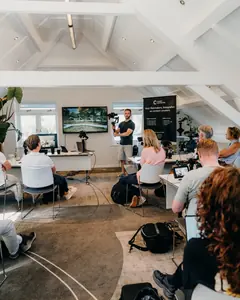 Overzicht van een Creator Community masterclass met deelnemers en camera-apparatuur
