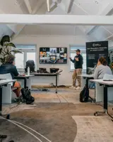 Deelnemers van de Travel Content Masterclass luisteren naar Ferdy Francis