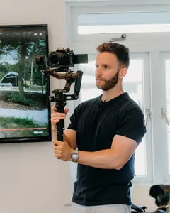 Gimbalinstructeur toont een camerabeweging tijdens een Creator Community masterclass