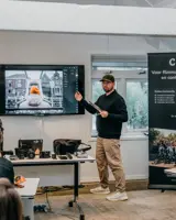 Ferdy Francis presenteert voor de groep tijdens de Travel Content Masterclass