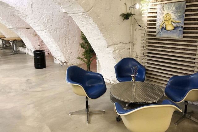 In De Ruimte Utrecht – lounge met blauwe Eames-stoelen
