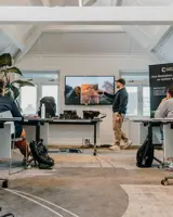 Ferdy Francis geeft uitleg aan deelnemers tijdens de Travel Content Masterclass
