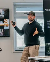 Ferdy Francis vertelt over travel fotografie voor een scherm vol reisfoto's