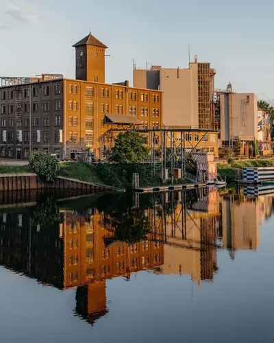 Tramkade Den Bosch – Verkadefabriek gezien vanaf de rivier