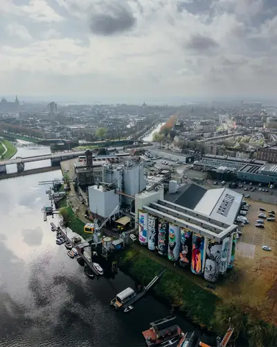 Tramkade Den Bosch – luchtfoto van beschilderde silo's