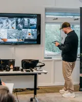 Ferdy Francis toont zijn workflow op een tablet tijdens de masterclass