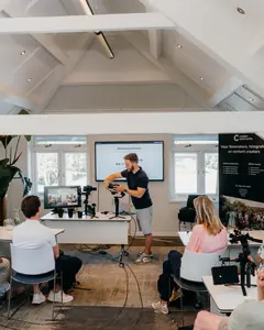 Deelnemers volgen een praktische demonstratie tijdens een Creator Community masterclass