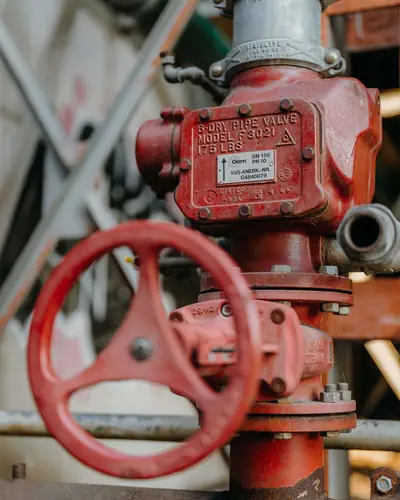 Tramkade Den Bosch – industrieel detail met rood ventiel