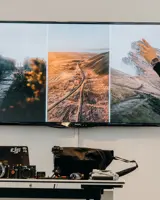 Ferdy Francis bespreekt drie landschapsfoto's op het scherm