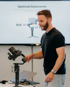 Gimbalinstructeur demonstreert het balanceren van een camera tijdens een Creator Community masterclass