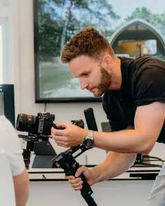 Persoonlijke uitleg over een camera op een gimbal tijdens een Creator Community masterclass