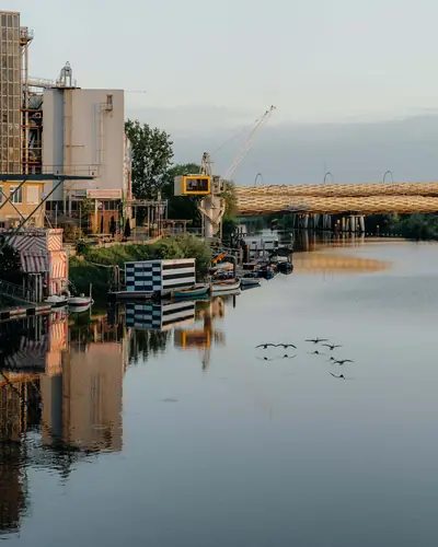 Tramkade Den Bosch – haven met boten bij zonsopgang