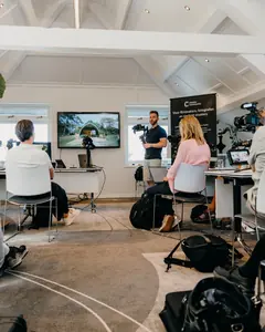 Deelnemers kijken naar een gimbaldemonstratie tijdens een Creator Community masterclass